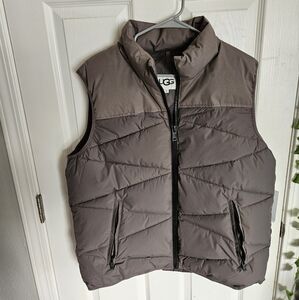 UGG Men's Curtis Puffer Vest L Polyester Down Full Zip Sleeveless Pockets NWT TK